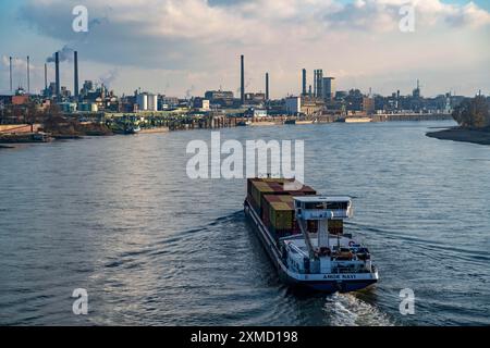 Containerfrachter Amor Navi, Frachtschiff auf dem Rhein bei Leverkusen, Nordrhein-Westfalen Stockfoto