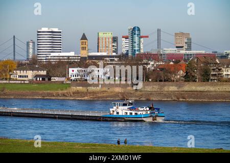 Skyline der Düsseldorfer Innenstadt, Medienhafen, Wohnhäuser im Hammer Stadtteil, Rheinbrücke, Rheinturm Stockfoto