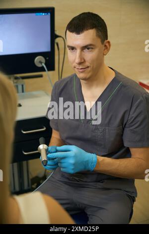 Medizinisches Fachpersonal, das Erwachsene Frauen auf die Anoskopie vorbereitet Stockfoto