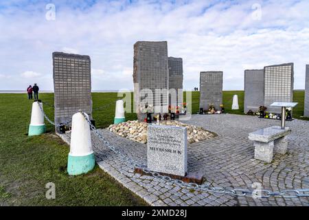 Memorial Sea View, Stelen am Hafen von Norddeich, mit den Namen von Verstorbenen, die hier vor der Küste begraben wurden, auf See, Begräbnis auf See, unten Stockfoto