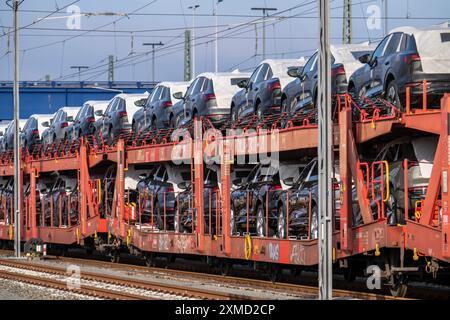 Autozug, Güterzug auf dem Weg zum Autoterminal im Seehafen Bremerhaven, neue deutsche Autos für den Export nach Übersee, Bremerhaven, Bremen, Deutschland Stockfoto