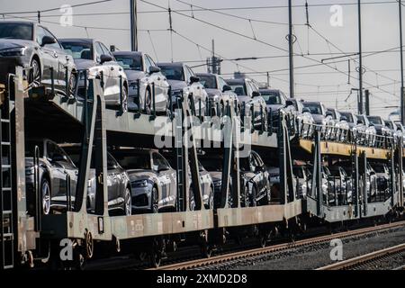 Autozug, Güterzug auf dem Weg zum Autoterminal im Seehafen Bremerhaven, neue deutsche Autos für den Export nach Übersee, Bremerhaven, Bremen, Deutschland Stockfoto