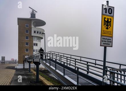 Dicker Nebel im Winter, hängt über der Mündung der Elbe in die Nordsee, Radarturm der Wasser- und Schifffahrtsbehörde (WSA) Cuxhaven, Aussichtspunkt Stockfoto