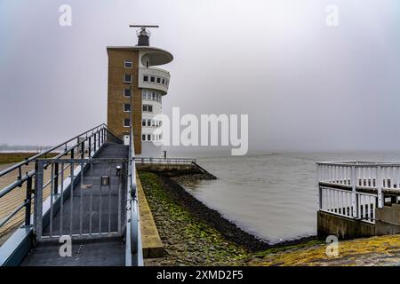 Dicker Nebel im Winter, hängt über der Mündung der Elbe in die Nordsee, Radarturm der Wasser- und Schifffahrtsbehörde (WSA) Cuxhaven, Aussichtspunkt Stockfoto