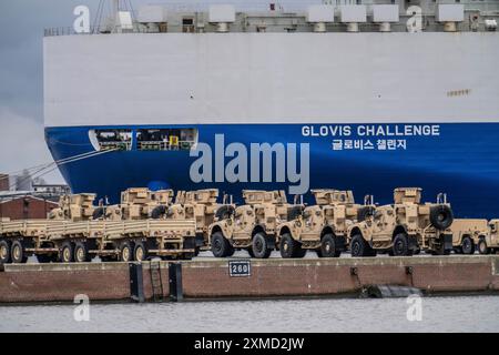 US-Militärfahrzeuge im Seehafen Bremerhaven kommen sie aus den USA und werden als Militärhilfe in die Ukraine nach Niedersachsen transportiert Stockfoto