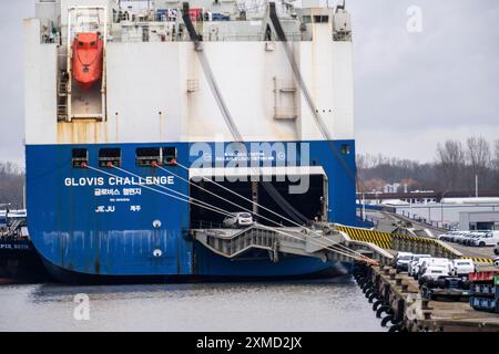 Beladung neuer Autos am AutoTerminal Kaiserhafen 2, Bremerhaven, für den Export nach Übersee, Carrier Glovis Challenge, Seehafen Bremerhaven, Bremen Stockfoto