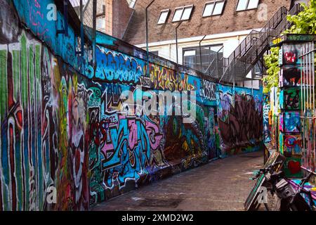 Gent, Belgien - 05.26.2024: Eine Graffiti-Gasse voller Farben und farbenfroher Gemälde in Gent Stockfoto