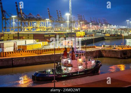 Containerterminal im Seehafen Bremerhaven, Eurogate Containerterminal, Nordschleuse, Hafenschlepper VB Bremerhaven, Bremen, Deutschland Stockfoto