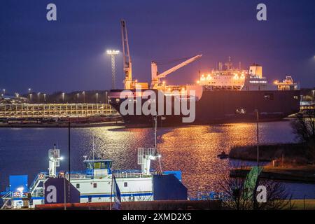 Beladung von Neuwagen, LKW am BLG AutoTerminal Bremerhaven, für den Export nach Übersee, Carrier Bahri Yanbu, Seehafen Bremerhaven, Bremen, Deutschland Stockfoto