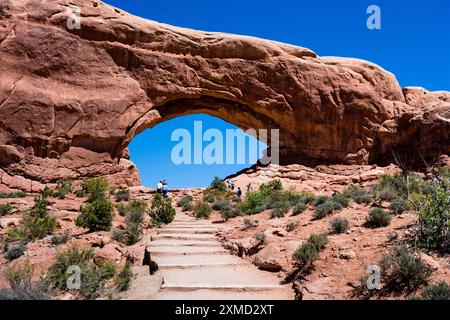 Moab, Utah, USA - 22. April 2017: Besucher auf einem Weg zum North Window Arch im Windows-Abschnitt des Arches National Park Stockfoto