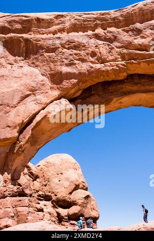 Moab, Utah, USA - 22. April 2017: Menschen, die unter dem North Window Arch im Windows-Abschnitt des Arches National Park stehen Stockfoto