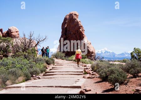 Moab, Utah, USA - 22. April 2017: Besucher wandern auf dem Windows Trail im Arches National Park Stockfoto