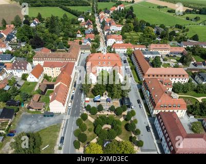 Herrnhut, Deutschland. Juli 2024. Blick auf die Kirche der Mährischen Kirche (aus der Vogelperspektive mit einer Drohne). Die UNESCO hat die kleine sächsische Stadt Herrnhut als Teil der Siedlungen der Mährischen Kirche zum Weltkulturerbe erklärt. In Herrnhut findet anlässlich dieser Auszeichnung ein Bürgerfest statt. Vermerk: Frank Hammerschmidt/dpa/Alamy Live News Stockfoto