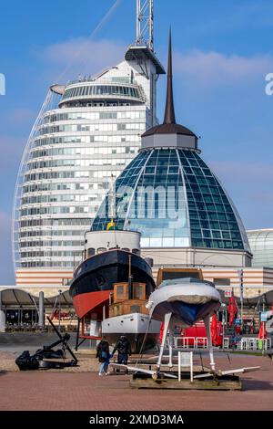 Alter Hafen, Hafenbecken, Hafenviertel, Sail City Gebäude, Klimahaus Bremerhaven, museumsschiffe, Teil der Hafenwelten, in Bremerhaven Stockfoto