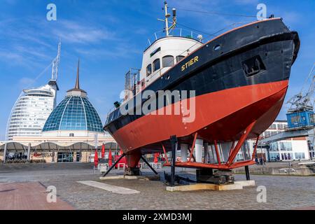 Alter Hafen, Hafenbecken, Hafenviertel, Sail City Gebäude, Klimahaus Bremerhaven, museumsschiffe, Hafenschlepper Stier, Teil des Hafens Stockfoto