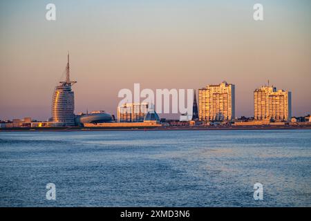 Skyline von Bremerhaven, Blick über die Weser, Atlantic Sail City Hotel, Klimahaus, Wolkenkratzer im Columbus Centre in Bremerhaven, Bremen, Deutschland Stockfoto