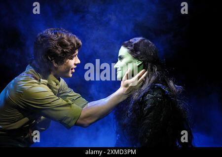 Adam Garcia (Fiyero), Idina Menzel (Elphaba) in WICKED at the Apollo Victoria, London SW1 27/09/2006 Musik & Text: Stephen Schwartz Buch: Winnie Holzman nach dem Roman von Gregory Maguire Set Design: Eugene Lee Kostüme: Susan Hilferty Beleuchtung: Kenneth Posner Musical Inszenierung: Wayne Cilento Regisseur: Joe Mantello Stockfoto