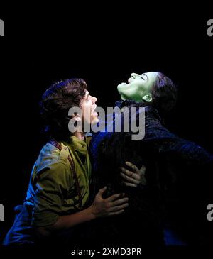 Adam Garcia (Fiyero), Idina Menzel (Elphaba) in WICKED at the Apollo Victoria, London SW1 27/09/2006 Musik & Text: Stephen Schwartz Buch: Winnie Holzman nach dem Roman von Gregory Maguire Set Design: Eugene Lee Kostüme: Susan Hilferty Beleuchtung: Kenneth Posner Musical Inszenierung: Wayne Cilento Regisseur: Joe Mantello Stockfoto