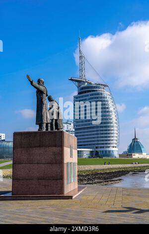 Skyline von Bremerhaven, das Emigrantendenkmal, die Emigranten, am Willy-Brand-Platz, an der Seebaederkaje, Atlantic Sail City Hotel Tower, Bremen Stockfoto