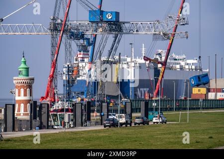 Carrier Schiff, GOLIATH FÜHRER, am General Cargo Terminal, Columbuskaje, Hafenkrane, historischer Pingelturm, im Seehafen Bremerhaven Stockfoto