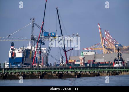 Carrier Schiff, GOLIATH FÜHRER, am General Cargo Terminal, Columbuskaje, Hafenkrane, historischer Pingelturm, im Seehafen Bremerhaven Stockfoto