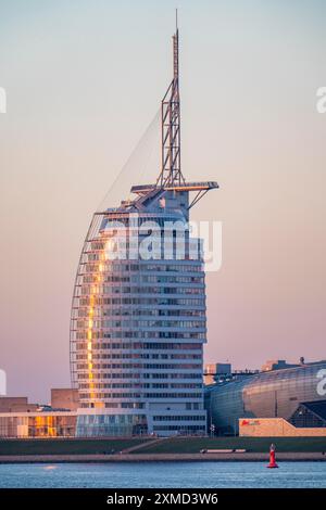 Skyline von Bremerhaven, Blick über die Weser, Atlantic Sail City Hotel, Klimahaus, in Bremerhaven, Bremen, Deutschland Stockfoto