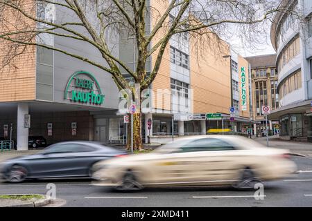 Die Kaufhäuser Galeria Kaufhof im Zentrum von Gelsenkirchen an der Bahnhofstraße sind von der Schließung der Kaufhausgruppe betroffen Stockfoto