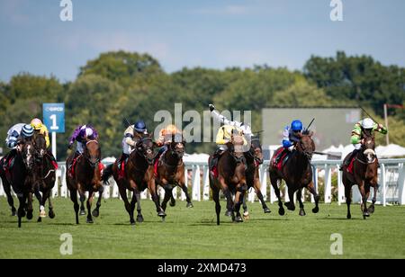 Ascot, Vereinigtes Königreich. Samstag, 27. Juli 2024. Elnajmm und Tom Marquand gewinnen die Betfred Handicap Stakes für Trainer William Haggas und Besitzer Scheich Ahmed Al Maktoum. Credit JTW equine Images / Alamy Live News Stockfoto