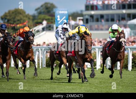 Ascot, Vereinigtes Königreich. Samstag, 27. Juli 2024. Elnajmm und Tom Marquand gewinnen die Betfred Handicap Stakes für Trainer William Haggas und Besitzer Scheich Ahmed Al Maktoum. Credit JTW equine Images / Alamy Live News Stockfoto