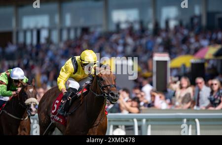 Ascot, Vereinigtes Königreich. Samstag, 27. Juli 2024. Elnajmm und Tom Marquand gewinnen die Betfred Handicap Stakes für Trainer William Haggas und Besitzer Scheich Ahmed Al Maktoum. Credit JTW equine Images / Alamy Live News Stockfoto