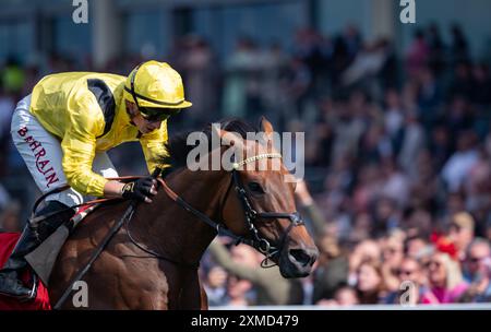 Ascot, Vereinigtes Königreich. Samstag, 27. Juli 2024. Elnajmm und Tom Marquand gewinnen die Betfred Handicap Stakes für Trainer William Haggas und Besitzer Scheich Ahmed Al Maktoum. Credit JTW equine Images / Alamy Live News Stockfoto