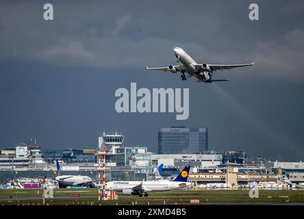 Flugzeuge der Lufthansa starten auf der Mittelbahn, Flughafen Frankfurt am Main, FRA, Hessen, Deutschland Stockfoto