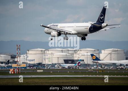 Lufthansa Airbus A321, D-AIDA, nähert sich dem Flughafen Frankfurt am Main, Tanklager, Flugbenzin, FRA, Hessen, Deutschland Stockfoto