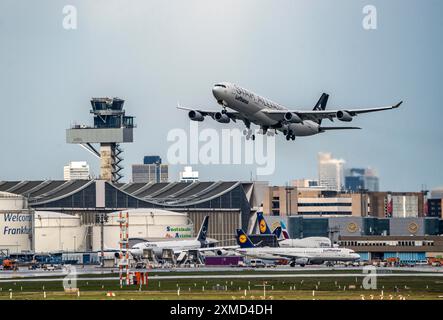 Lufthansa Airbus A340, Start auf der Start- und Landebahn, Skyline der Frankfurter Innenstadt, Flughafen Frankfurt am Main, FRA, Hessen, Deutschland Stockfoto