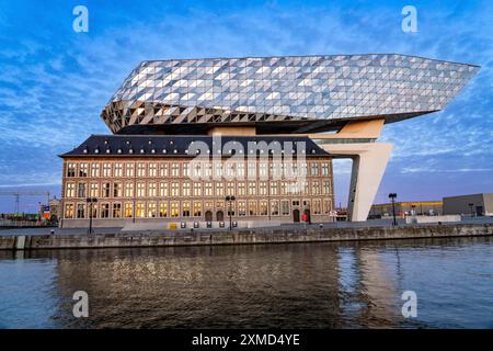 Das Gebäude der Antwerpener Hafenbehörde, Havenhuis, ehemalige Feuerwehrkaserne im Hafen, renoviert und mit angeschlossener Glasstruktur im Hafen Stockfoto