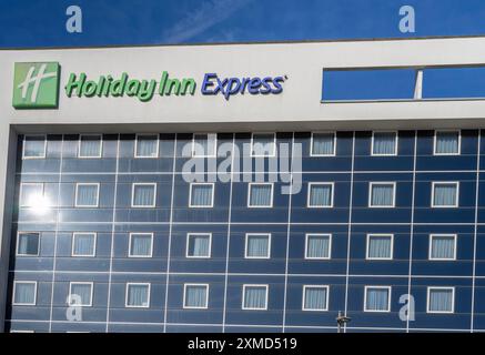 Holiday Inn Express Hotel in Antwerpen, quadratisches Fassadendesign, Flandern, Belgien Stockfoto