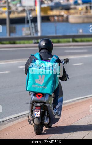 Essen, Lieferung von Speisen Deliveroo Fahrer auf Moped in Antwerpen, Flandern, Belgien Stockfoto