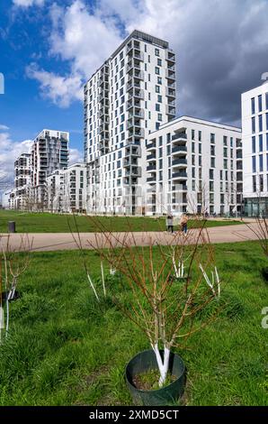 Modernes Wohnviertel entlang der Toulouser Allee, Hochhäuser mit Wohnungen und Büros, auf ehemaligen Bahnanlagen, Güterbahnhof Stockfoto