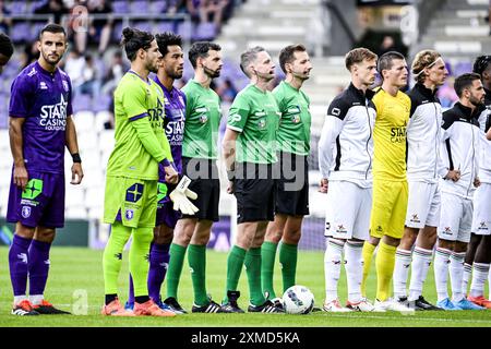 Antwerpen, Belgien. Juli 2024. Schiedsrichter Bert setzte am Samstag, den 27. Juli 2024 in Antwerpen, am Eröffnungstag der Saison 2024-2025 der ersten Liga der „Jupiler Pro League“ der belgischen Meisterschaft zu Beginn eines Fußballspiels zwischen Beerschot VA und OH Leuven. BELGA PHOTO VIRGINIE LEFOUR Credit: Belga News Agency/Alamy Live News Stockfoto