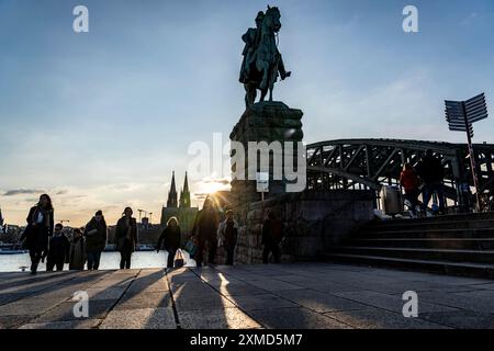 Panorama, Skyline von Köln, mit Dom und Eisenbahnbrücke, Zug auf der Hohenzollernbrücke, auf dem Rhein, Sonnenuntergang, Reiterstatue Stockfoto