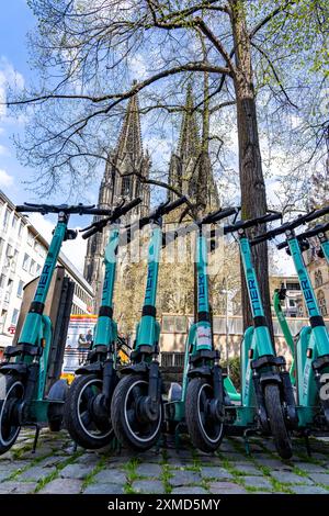 Elektroroller, E-Scooter werden in großer Zahl an der Burgmauer, vor dem Kölner Dom, teilweise gesetzlicher Parkplatz, geparkt Stockfoto