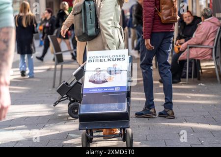 Zeugen Jehovas mit mobilen Informationsständen, mit Informationen in verschiedenen Sprachen, in der Fußgängerzone des Kölner Doms Stockfoto