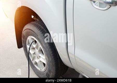 Ideen zum Aufpumpen von Autoreifen und Prüfen des Reifenzustands Stockfoto
