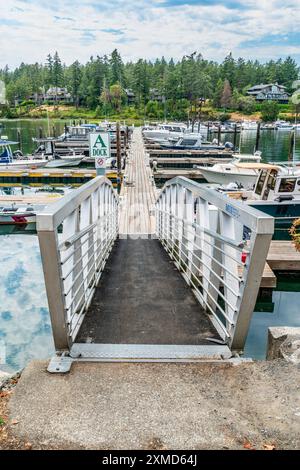 Vertäute Boote entlang einer hölzernen Promenade am Roche Harbor Marina im Bundesstaat Washington. Stockfoto