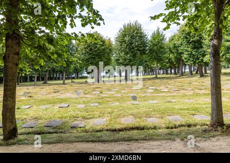 Herrnhut, Deutschland. Juli 2024. Blick auf den Friedhof der Mährischen Kirche. Es gibt fast 6000 Gräber auf diesem Friedhof. Die UNESCO hat die kleine sächsische Stadt Herrnhut als Teil der Siedlungen der Mährischen Kirche zum Weltkulturerbe erklärt. In Herrnhut findet anlässlich dieser Auszeichnung ein Bürgerfest statt. Vermerk: Frank Hammerschmidt/dpa/Alamy Live News Stockfoto