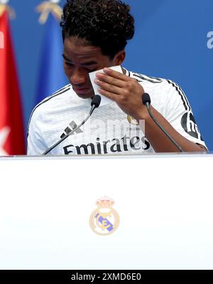 Madrid, Spanien. Juli 2024. Madrid Spanien; 27.07.2024.- Endrick Felipe Moreira de Sousa kann seine Tränen nicht eindämmen. Der brasilianische Spieler Endrick wird von Florentino Perez, Präsident des Merengue-Clubs, den Fans von Real Madrid als neues Unterschreiben präsentiert. Endrick, seine Freundin Gabriely Miranda und seine Familie während der Veranstaltung, wo der Spieler seine Tränen nicht zurückhalten konnte. Vermerk: Juan Carlos Rojas/dpa/Alamy Live News Stockfoto