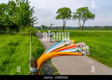 Glasfaserkabel, frisch auf einem Feldweg verlegt, in einem Fahrerlager, warten auf weitere Erweiterung, Erweiterung und Bereitstellung von Hochgeschwindigkeits-Internet auf dem Land Stockfoto