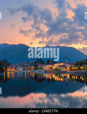 Ein vertikales 4:5 Bild eines Abends nach Sonnenuntergang im Dorf Mergozzo, einer Gemeinde am Mergozzo-See in der italienischen Provinz Verbano-C Stockfoto