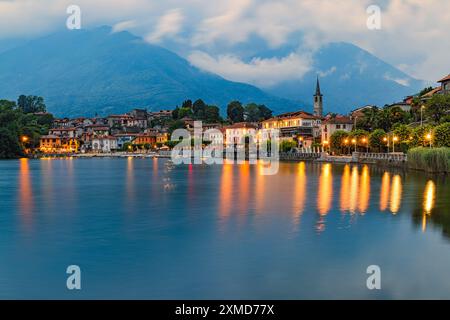 Ein Abend nach Sonnenuntergang im Dorf Mergozzo, einer Gemeinde am Mergozzo-See in der italienischen Provinz Verbano-Cusio-Ossola im Piemm Stockfoto