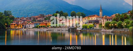 Ein breites 3:1-Panoramablick von einem Abend nach Sonnenuntergang im Dorf Mergozzo, einer Gemeinde am Mergozzo-See in der italienischen Provinz V. Stockfoto